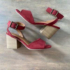 Universal thread Women’s size 6 red suede heel